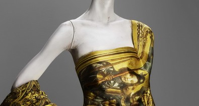 Alexander McQueen ikonikus ruhái a Metropolitan múzeumban