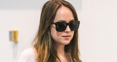 Dakota Johnson zseniális kiegészítőkkel dobta fel az unalmas szettjét