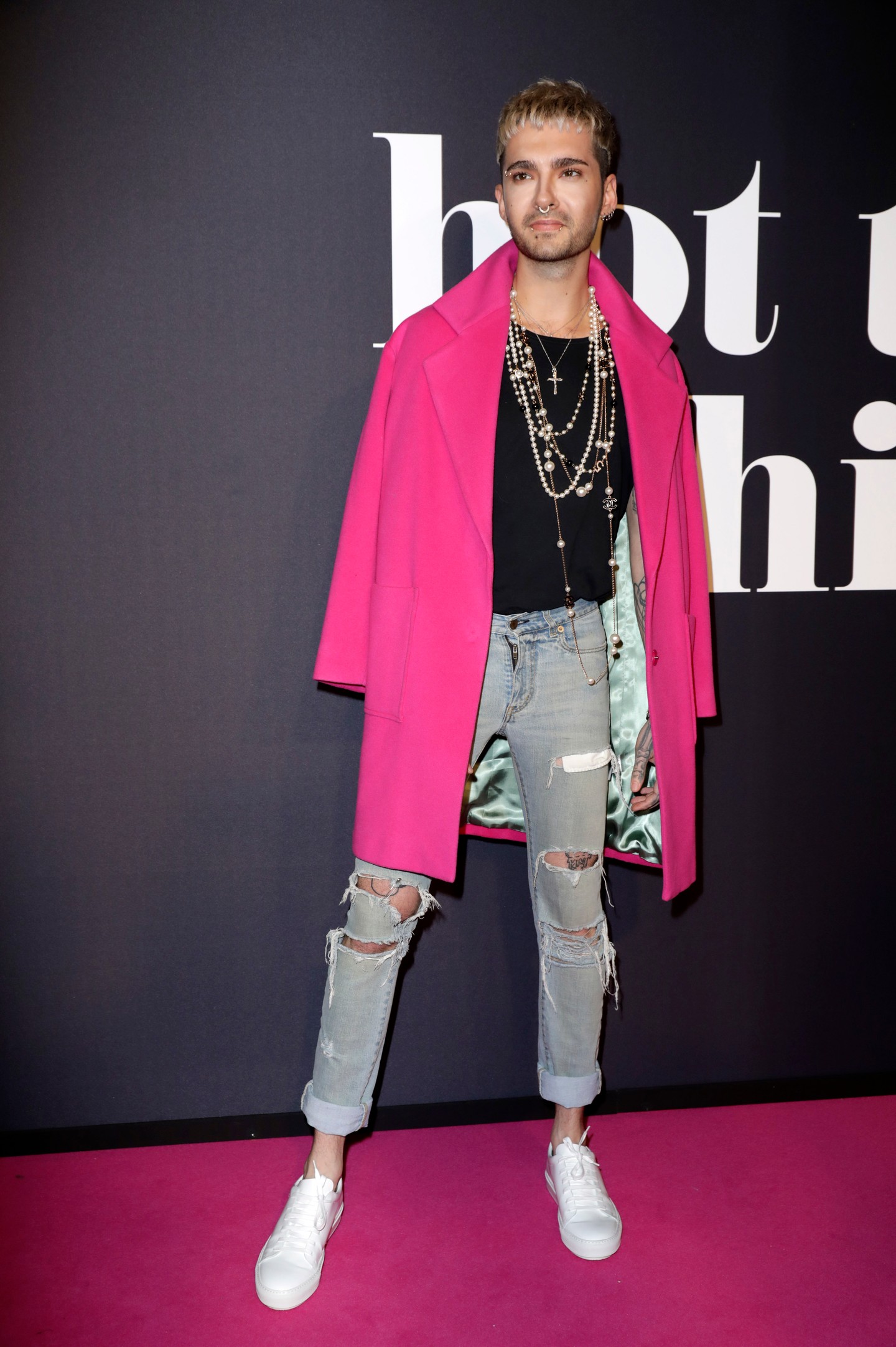 A 2017-es Mercedes-Benz Fashion Weekre szakadt farmerben, fekete pólóban és pink szövetkabátban érkezett, amit hosszú nyakláncokkal koronázott meg. 