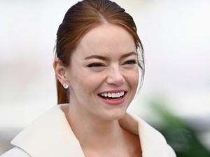 Mindenki Emma Stone arcáról beszél: mintha nem is ő lenne friss fotóin