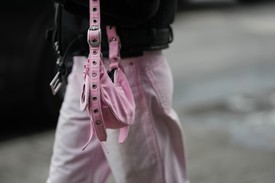 Demna nevéhez fűződik a Balenciaga Le Cagole táskája is