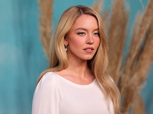 Sydney Sweeney pucérfelsőben érkezett a Velencei Filmfesztiválra, csak úgy árad belőle a sikk