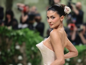 Így még sosem láthattuk: Kylie Jenner Disney-hercegnőnek öltözött, álomszép ruhában vonult végig a kifutón