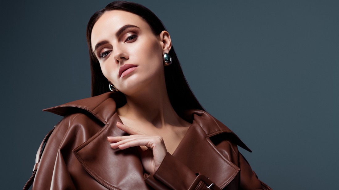 A valódi bőr tartósabb, de nagyobb környezeti hatással jár, a műbőr kevésbé strapabíró, de kevesebb károsanyag-kibocsátással jár, a vegán bőr új, növényi eredetű alternatíva, azonban még kevés információ van róla