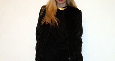 Sármán Nóra saját tervezésű ruhában készül a színházba