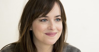 Dakota Johnson nagymama szoknyában sétálgat az utcán