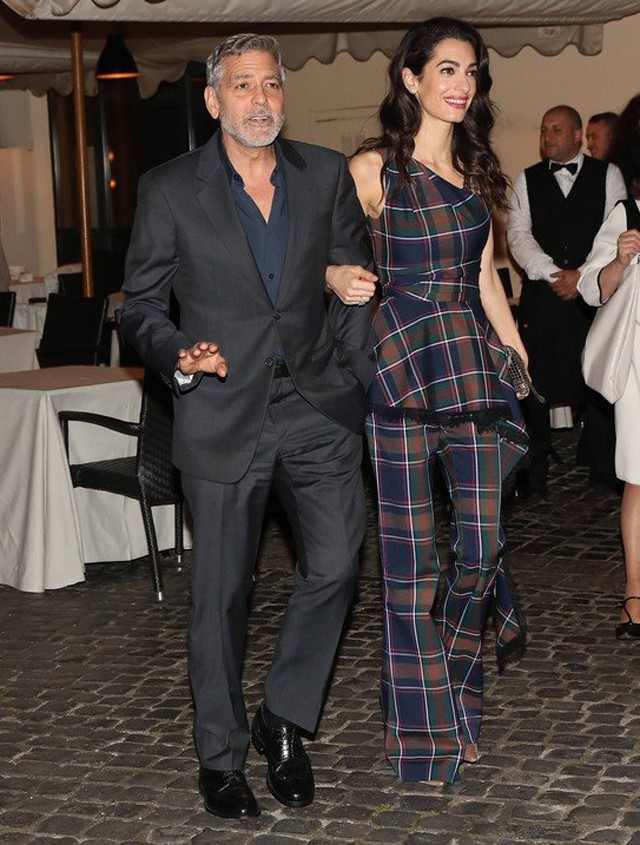 Amal Clooney szettje több ezer dollárba kerül, mégis percek alatt elkapkodták