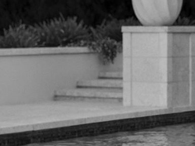 Na még ez is! A 60 éves Jenner-nagyi fürdőruhában kelleti magát