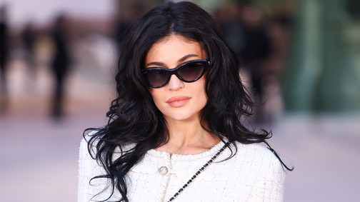 Kylie Jenner élete legnagyobb dekoltázsát villantotta, de valami nagyon nem stimmel vele a rajongók szerint