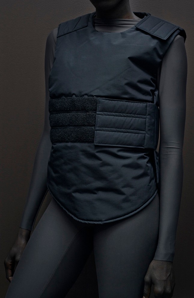 Szakadt harisnyák, szemét, fenékmutogatás és meztelenkedés Kanye West új kollekciójában