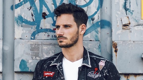 Pusztai Olivér lázadó szettje a pénteki kocsmatúrához