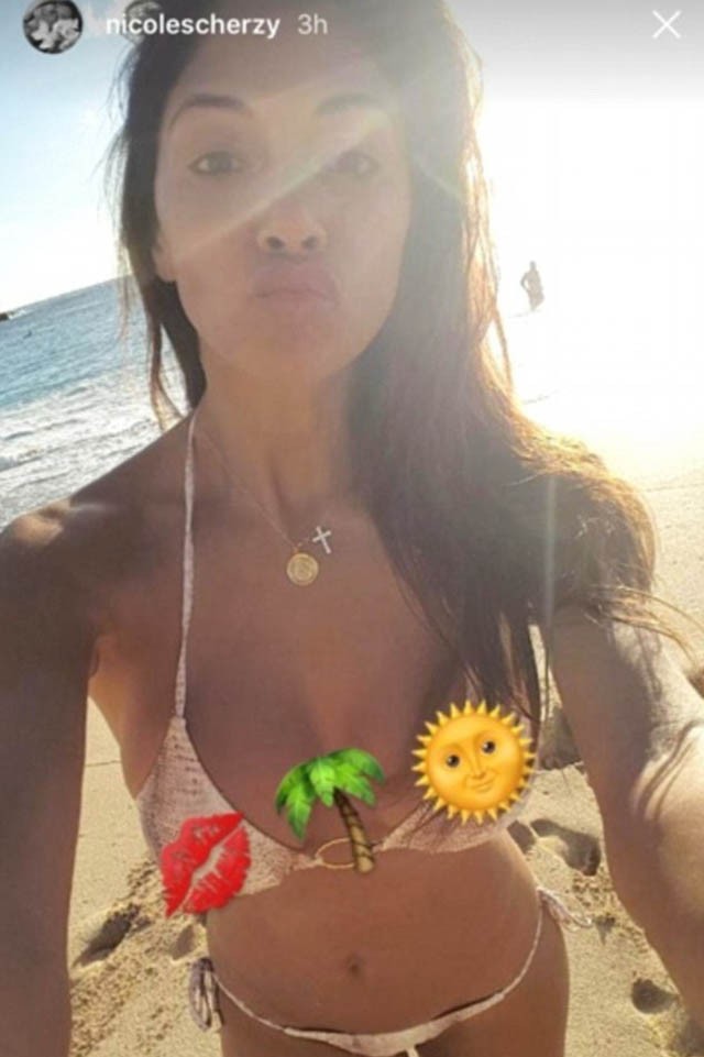 Bikiniben szelfizik Nicole Scherzinger