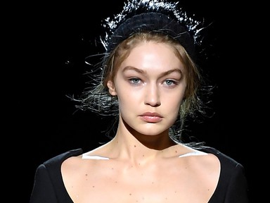 A hónap dekoltázsa: Gigi Hadid hatalmasat villantott a kifutón