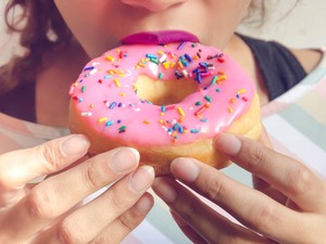 5 jel, hogy túl sok cukrot eszel: ilyen félelmetes nyomai lehetnek a testeden, ha túlzásba esel az édességekkel