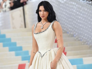 Dua Lipa Chanel-hercegnőként lépett a Met-gála fehér szőnyegére