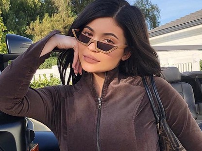 Két hónappal a szülés után Kylie Jenner neonrózsaszín hajjal vadul a fesztiválon! 