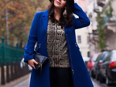 Kalapos színházi szett a plus size modelltől