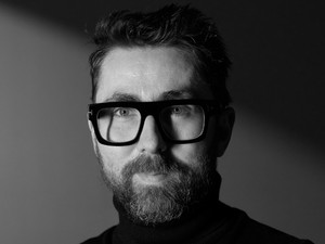 „Rengeteg elfojtást, ki nem beszélt érzést hordozok, amiket a darabjaimon keresztül próbálok kiadni magamból” – Interjú Feledi Jánossal