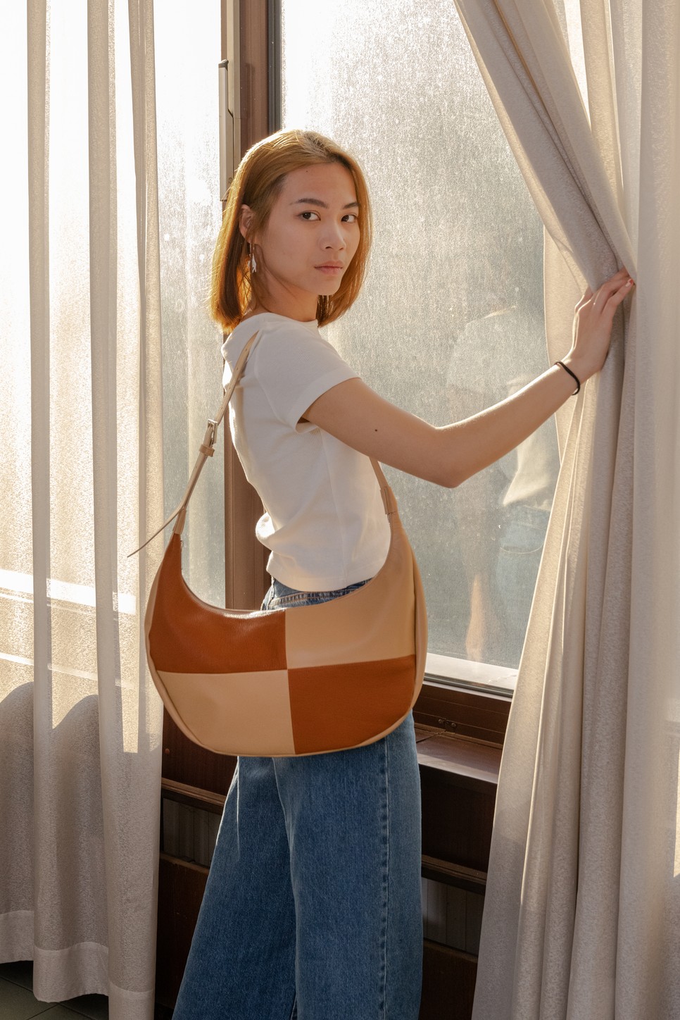 A táska 70-es éveket idéző színvilága, a klasszkus, félhold forma, és a praktikus méret nagyon vonzóvá teszi a Kamay ko új táskamodelljét