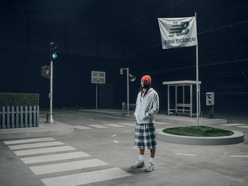Aminé a New Balance Grey Days 2026 kampányában mutatja meg, hogyan vált a szürke a sneakerkultúra egyik legismertebb és legidőtállóbb stílusjegyévé