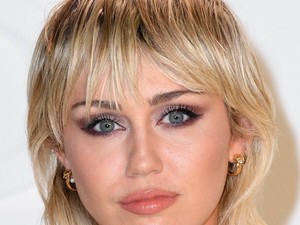 Get the Look: Így készítsd el Miley Cyrus nőies ünnepi sminkjét!