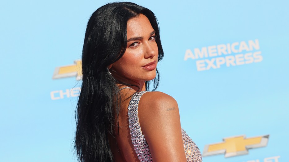 Dua Lipa csillogó meztelenruhájától a lélegzetünk is eláll