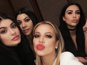 Ez lesz 2018 reklámszenzációja: bugyiban az egész Kardashian-Jenner család