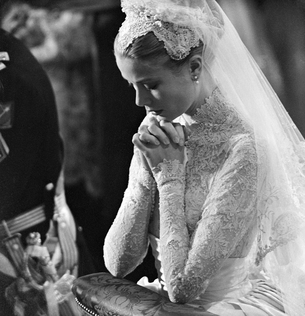Grace Kelly imádkozik Rainier monacói herceggel kötött esküvőjén, 1956. április 20-án