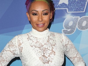 Mel B 20 év után belebújt ikonikus Spice Girl ruhájába és tökéletesebb, mint valaha!