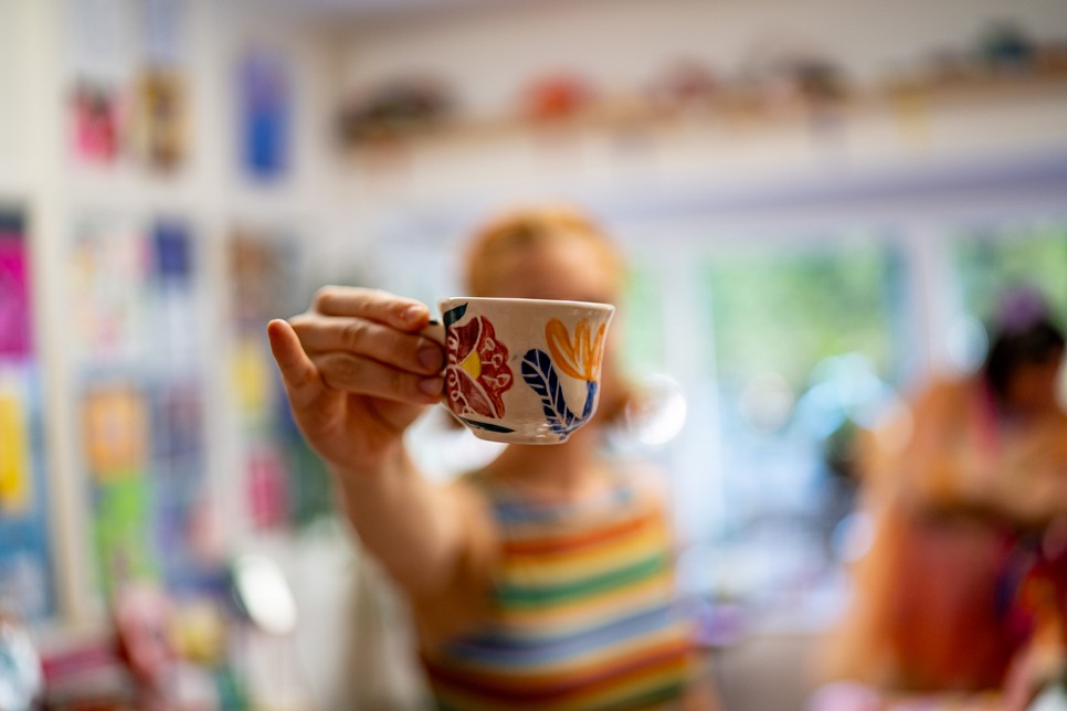 Szentendréről Józsefvárosba költözve a Yoféle tágasabb helyiséget kapott, amely elősegíti a közösségi funkciókat.