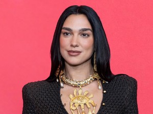 Dua Lipa csipkés melltartóban indult bulizni, alig takarta valami a testét