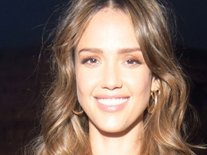 Jessica Alba bugyivillantós ruhában is a visszafogottság királynője