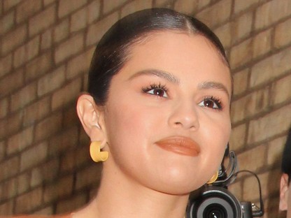 Selena Gomez új szettje láttán neked is a barna lesz ezentúl a kedvenc színed