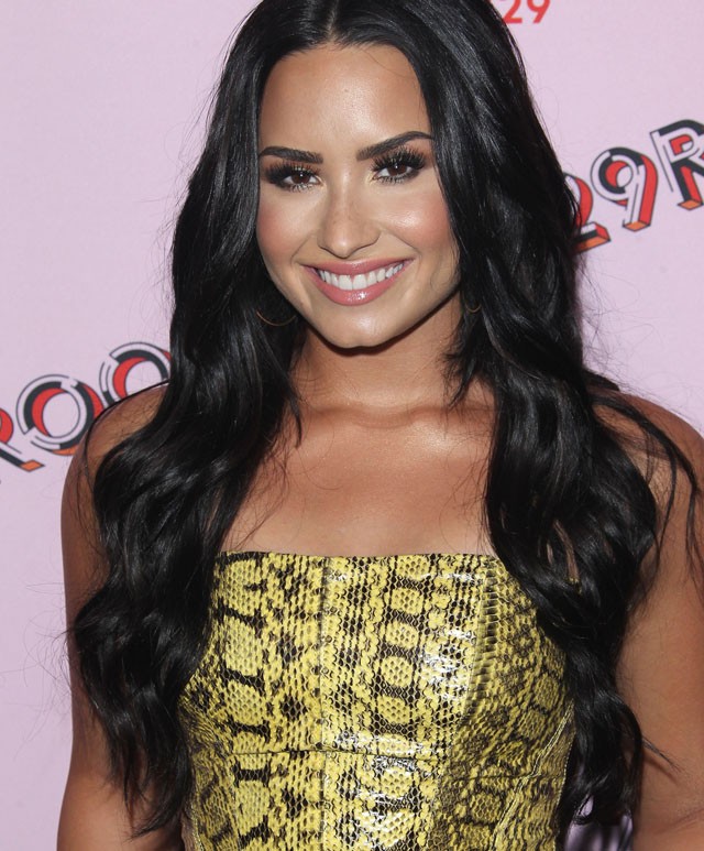 Demi Lovato akkor is megszeretteti veled a kígyóbőrt, ha eddig utáltad! Ultradögös!