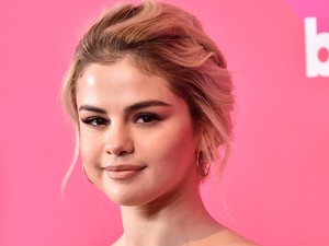 Hú, Selena Gomez az év legszexibb felsőjében a vörös szőnyegen