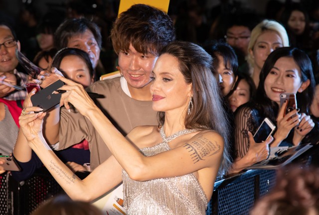 Angelina Jolie szexi ezüst ruhában tette egyértelművé, hogy még mindig ő a leggyönyörűbb színésznő