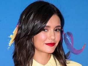 Nina Dobrev isteni ebben a ruhában