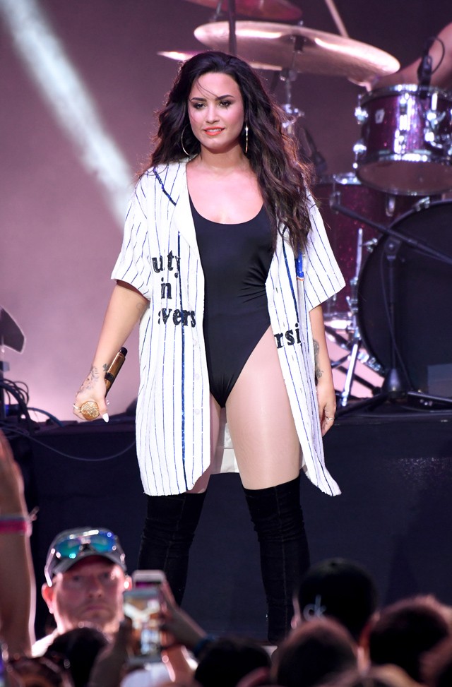 Demi Lovato tornadresszben lépett színpadra