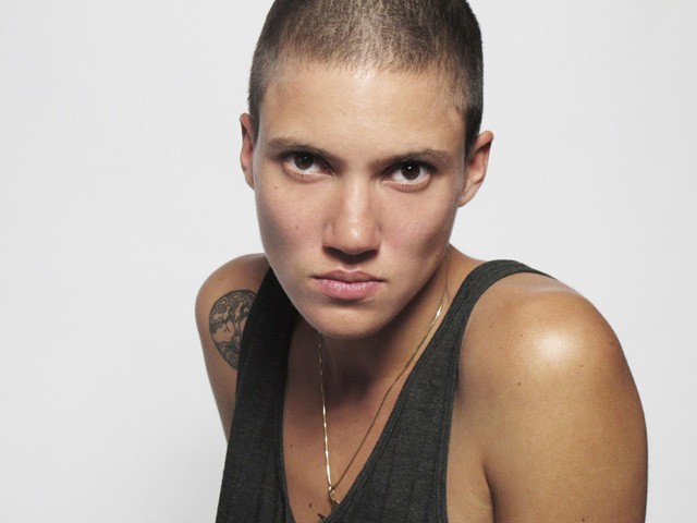 Női modell a Givenchy férfishow-ján