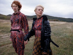 A DÜSK magyar divatmárka pont arra reflektál, amit érzel