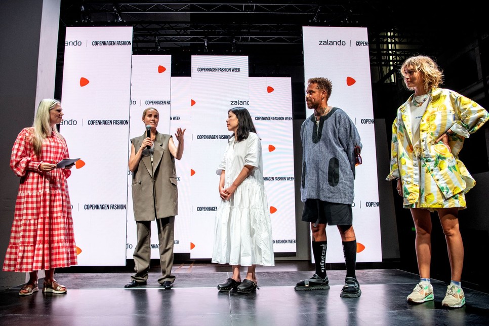 A zsűri a díjátadó keretében bemutatkozott és rávilágított arra, hogy a céljuk az, hogy a tervezőket és a vásárlókat is egy környezettudatosabb magatartásra inspirálják.