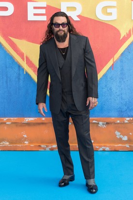 8. Jason Momoa. Becsült nettó vagyon: 40 millió dollár, összes bevétel 2025-ben: 28 millió dollár. A színész globális népszerűsége az „Aquaman” és a „Dűne” című nagy sikerű filmsorozatokban játszott főszerepei után az egekbe szökött. Karizmatikus megjelenése és tehetsége továbbra is jól fizető projekteket hoznak számára.