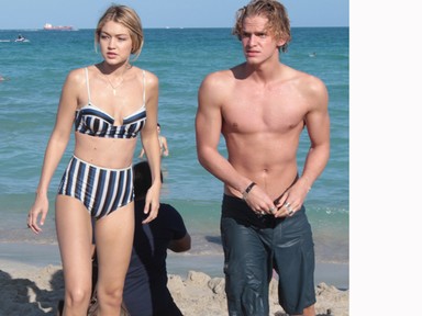 Gigi Hadid és szexi pasija a tengerparton