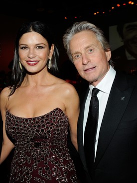25 év - Catherine Zeta-Jones és Michael Douglas 1998-ban találkoztak először a Deauville-i Filmfesztiválon. Egy évvel később eljegyezték egymást, majd a következő novemberben házasságot kötöttek. Két gyermekük van: Dylan nevű fiuk és Carys nevű lányuk. A színésznek van egy idősebb fia is, Cameron, akit exfeleségével, Diandra Lukerrel közösen neveltek.