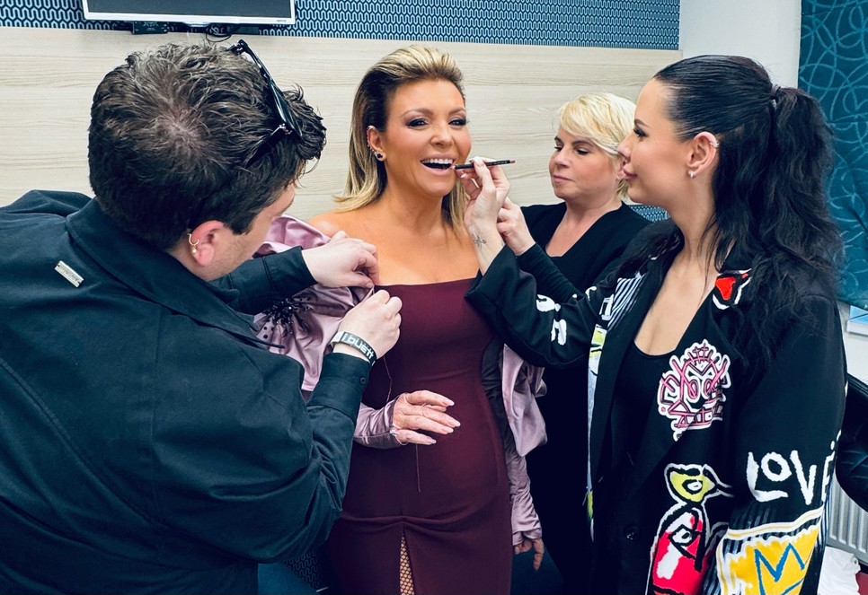 Liptai Claudia ezúttal púderrózsaszín selyemvirágokkal díszített ruhát viselt A Nagy Duett című műsorban, melyet Kiss Márk tervezett neki