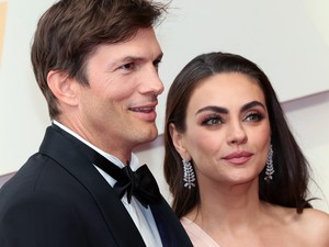 Ashton Kutcher és Mila Kunis közös táncától lángol az internet, a pár között 10 év után is csak úgy forr a levegő