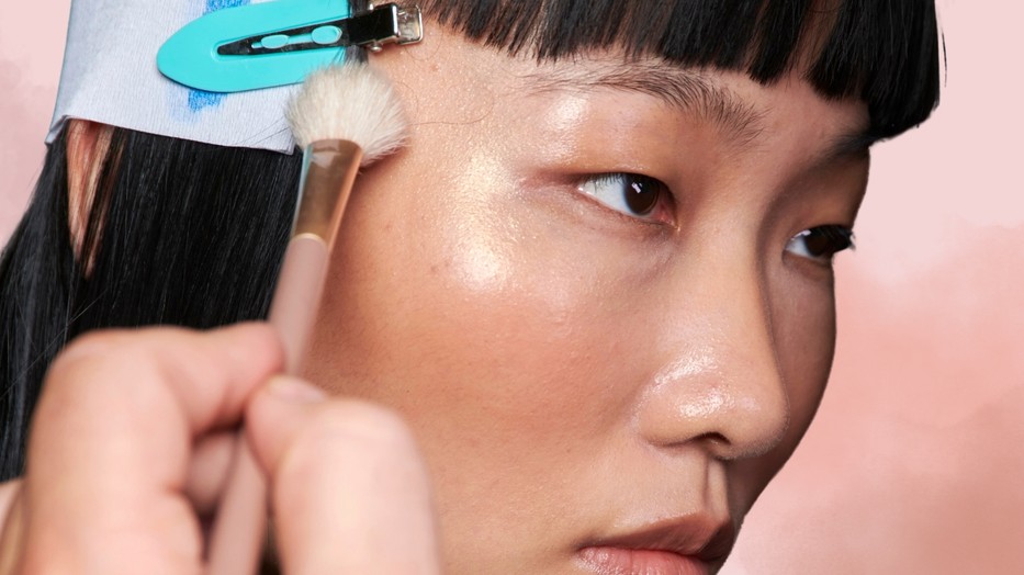 A 'boyfriend blush' pirosító trend a szezon kedvence