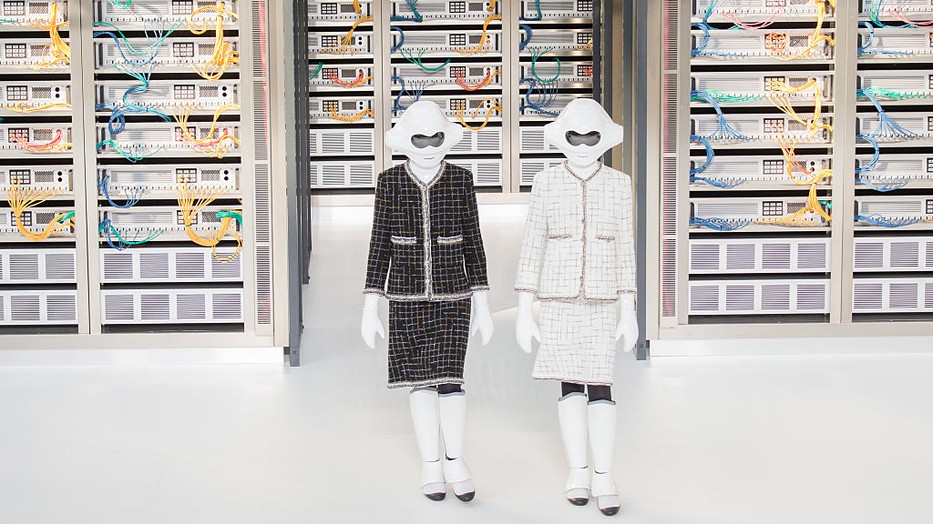 Modellek android maszkokat viselnek a Chanel 2017-es tavaszi-nyári kollekciójának bemutatóján a párizsi divathéten