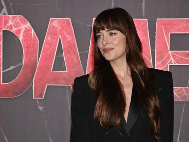 Dakota Johnson pucérruhája kimerült egy ezüst pókhálóban