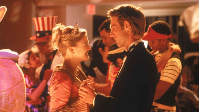 A bambanő (1999) Drew Barrymore nagyszerű romantikus vígjátékai közül (mint például az 50 első randi vagy a Nászok ásza) A bambanő a kedvencünk. Drew egy teljesen imádnivaló szinglit alakít, Josie-t, akit még sose csókoltak meg. Felnőttként sem jár nagyobb sikerrel pasik terén, de a karrierje remekül alakul. Oknyomozó riporterként beépül egy gimnáziumba, ami természetesen rengeteg bonyodalmat okoz. 